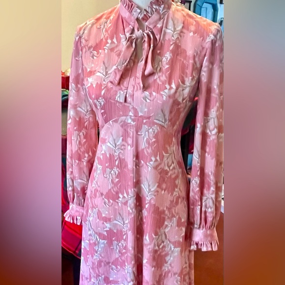 Vintage 1970s Pink Floral Tie Necklace Dress - Picture 13 of 14